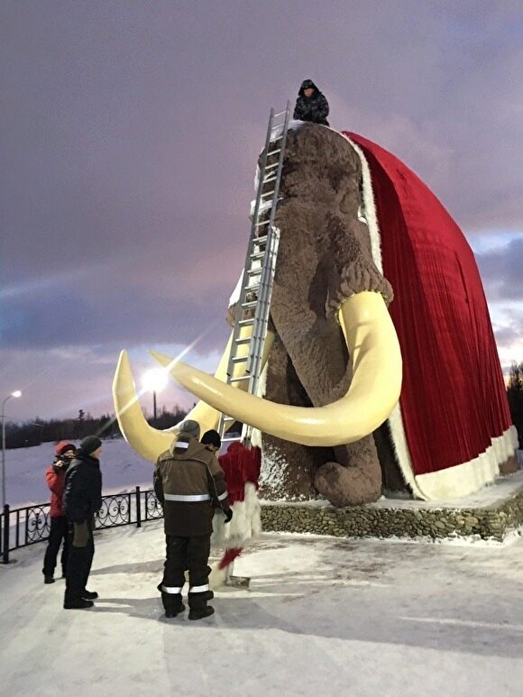 Статую 10-метрового мамонта в Салехарде по традиции нарядили в одежду Деда Мороза