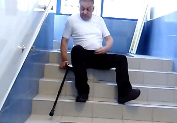Тюменский инвалид, вынужденный ползком выбираться из офиса «Дом.ру», отсудил 1 тыс. рублей
