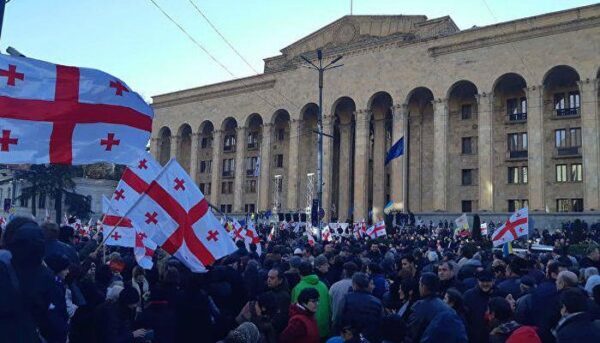 В Тбилиси оппозиция устроила акцию протеста у парламента, расставив палатки