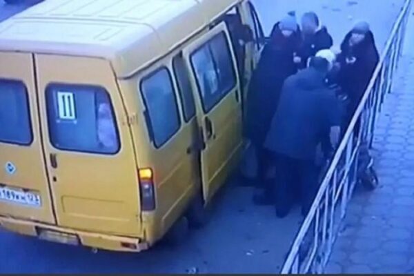 В Тимашевске пассажирку с инсультом высадили из маршрутки на мороз