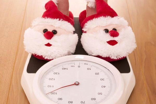 Вам понадобятся только весы: найден легкий способ избежать набора лишнего веса в новогодние праздники