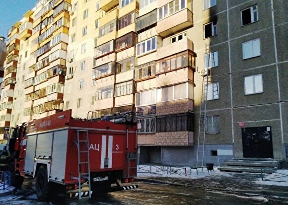 В Челябинске пожарные сняли с четвертого этажа женщину с ребенком