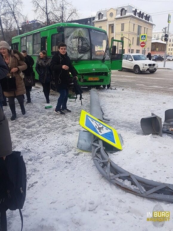 В Екатеринбурге 11 человек пострадали в ДТП с маршруткой