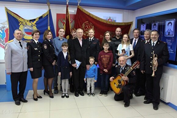 В Екатеринбурге уроженцам Украины и Казахстана торжественно вручили паспорта России