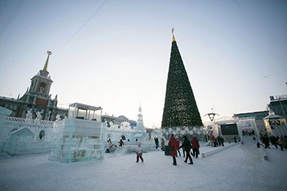 В главный ледовый городок Екатеринбурга третий день не могут доставить живую елку