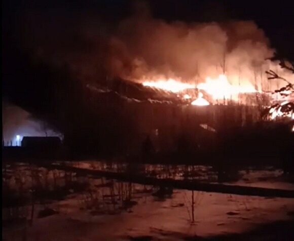 В ХМАО возбуждено уголовное дело по факту пожара в двух домах поселка Талинка