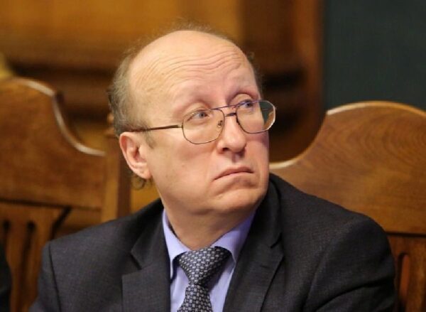 Вице-губернатор Михаил Мокрецов не сумел уволиться из Смольного со второй попытки