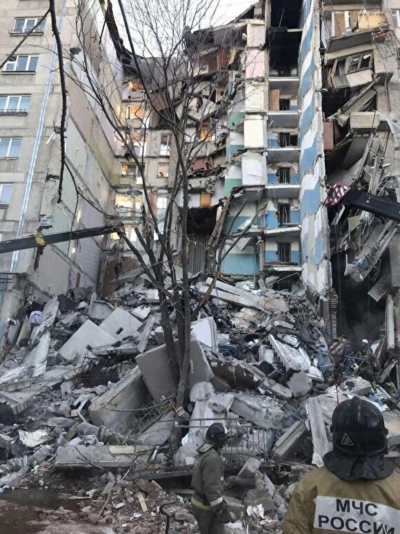 Власти Магнитогорска заявили об угрозе обрушения еще двух подъездов многоэтажного дома