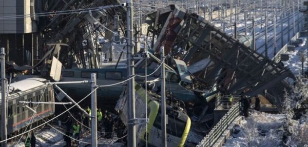 Возросло число погибших в результате столкновения поездов в Анкаре