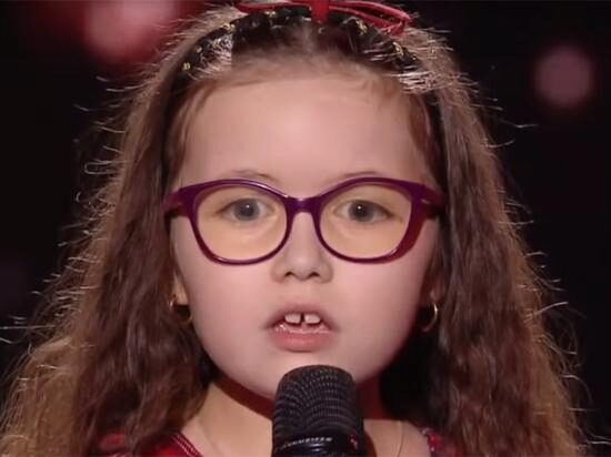 Выступление десятилетней победительницы французского проекта «Голос. Дети» растрогало жюри до слез