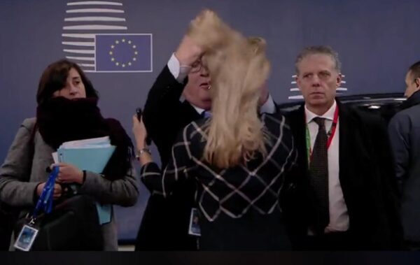 Юнкера увидели за непривычным поведением во время саммита ЕС