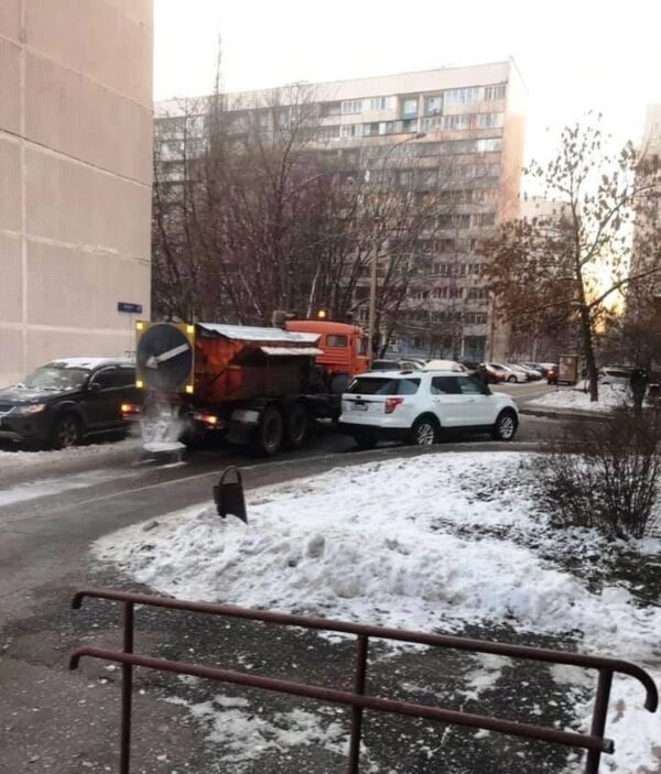 "Зла не хватает!" В Москве машина, разбрасывая во дворе реагенты, едва не нанесла серьезные травмы ребенку