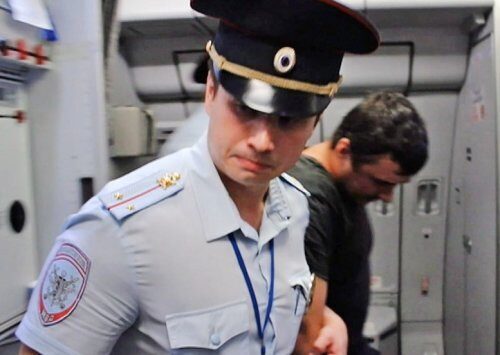 Авиадебошир рейса Бангкок-Новосибирск решил справить нужду в салоне самолёта