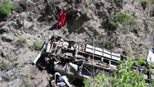 Автобус с футбольной командой в Боливии сорвался с обрыва, погибли 13 человек
