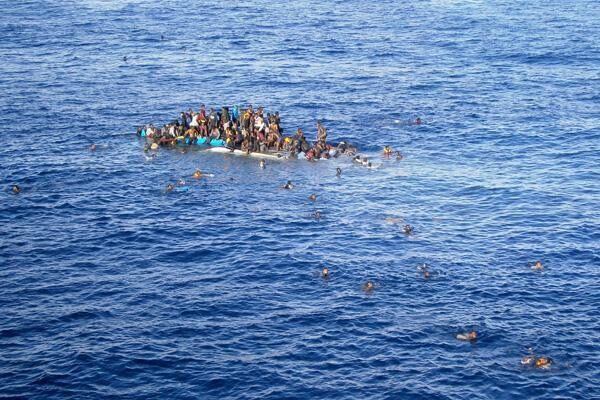 Больше 130 человек пропали без вести у берегов Африки