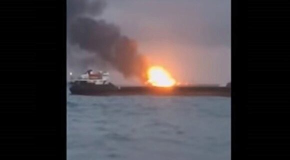 Десять человек погибли во время пожара на судах в Керченском проливе. 14 спасены