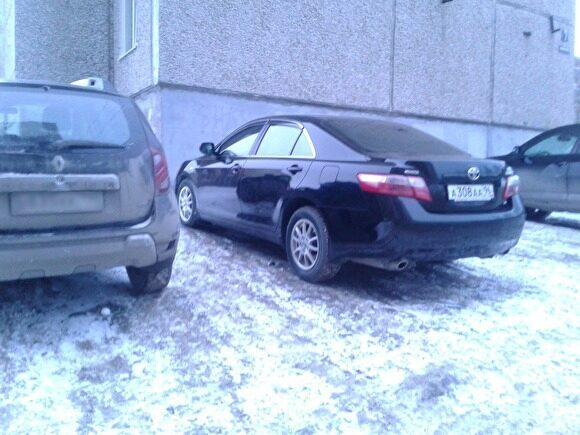 Главе Первоуральска пожаловались на его служебное авто, припаркованное на газоне