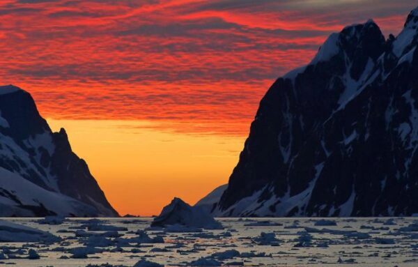 Из Антарктиды бросились в бегство пришельцы, уфологи раскрыли истинную причину