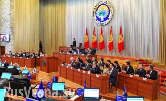 Киргизского чиновника выгнали с заседания парламента из-за внешнего вида (ВИДЕО)