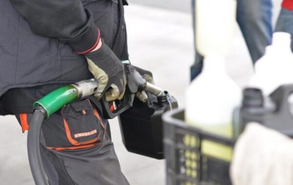 Медведев: Правительство тщательно следит за уровнем роста цен на бензин
