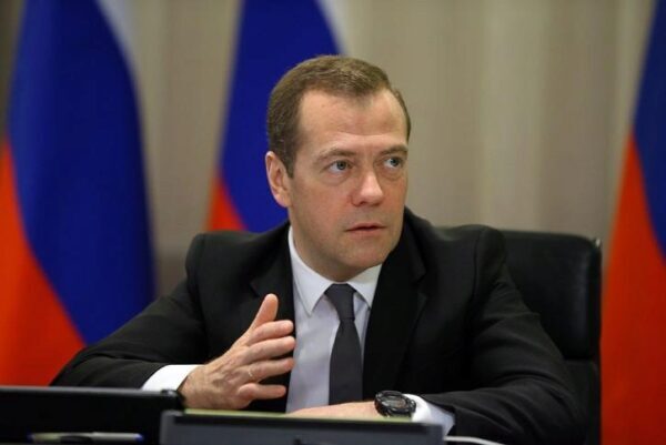 Медведев предрек доллару незавидную участь