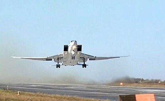 Минобороны: летчика, выжившего при крушении Ту-22М3, доставят в военный госпиталь в Москве
