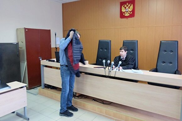 На суде у Рыжука показали вещдок: куртку «Армани», в которую не влез бы конверт со взяткой