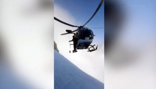 Невероятные кадры спасения лыжника в Альпах на вертолёте, появились в сети