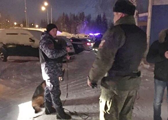 Поправка. Захватчик «Боинга» в Ханты-Мансийске остается в самолете с пассажирами
