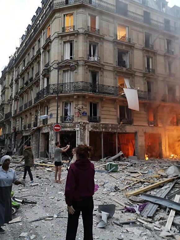 При взрыве в Париже пострадали минимум 20 человек