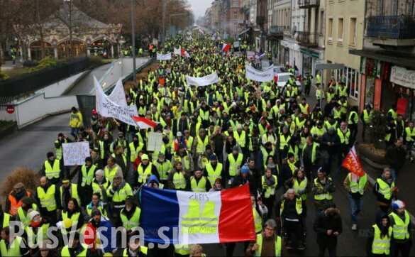 Протесты во Франции: число «жёлтых жилетов» на улицах страны растёт (ВИДЕО)