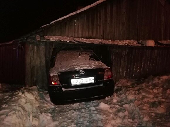 Пьяный житель Ялуторовска пробил стену дома, врезавшись в него на машине