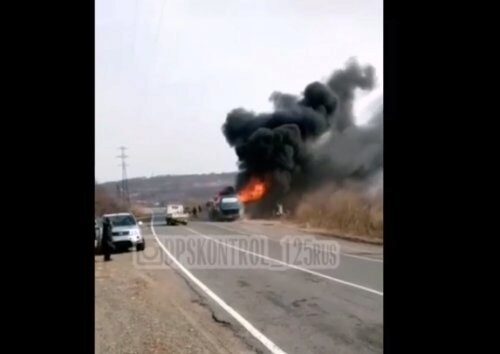 Рейсовый автобус сгорел на трассе в Приморье
