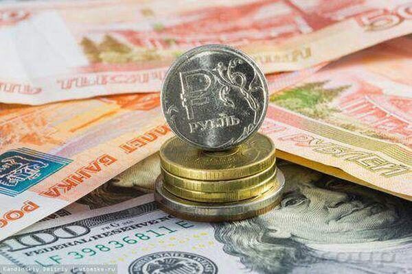Российский рубль назван самой недооцененной валютой по "индексу бигмака"
