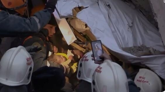 Спасатели достали ребенка с мамой из-под завалов дома в Ростовской области