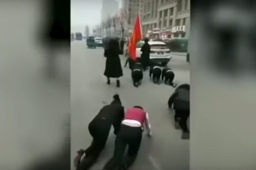 Тренинг по-китайски: босс заставил своих подчиненных ползти по улице на коленях