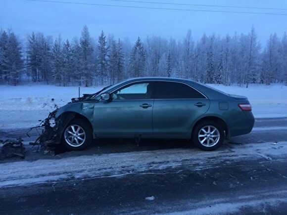 Три человека пострадали в лобовом столкновении на Ямале, одна из машин — всмятку