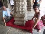 Туристы в восторге от висящей колонны старинного индийского храма