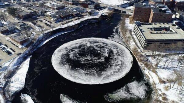 Удивительная ледяная «луна» обнаружена в реке в США