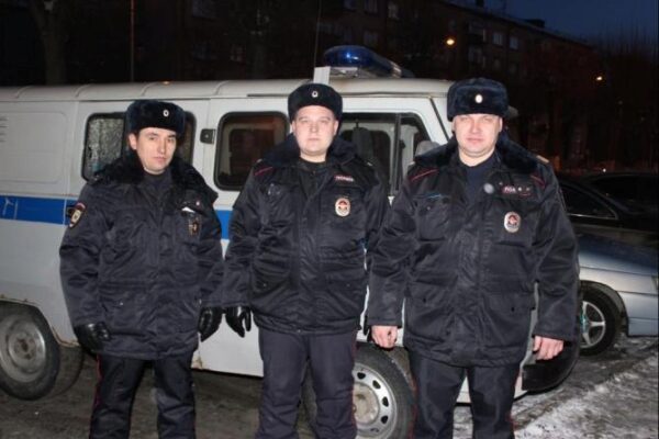 Уральские полицейские и пожарные спасли людей из горящего дома