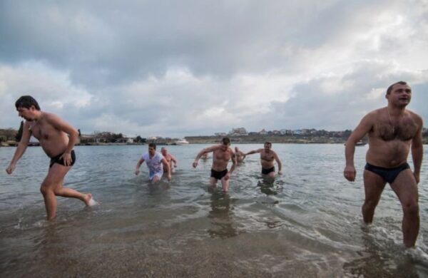В Севастополе в освященные воды окунаются даже трехлетние