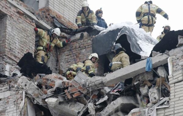 В Шахтах из-под завалов извлекли тело еще одной жертвы взрыва