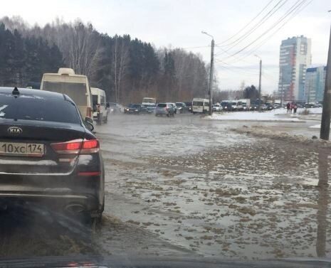 В Челябинске затопило дорогу из-за прорыва трубы в микрорайоне Парковый
