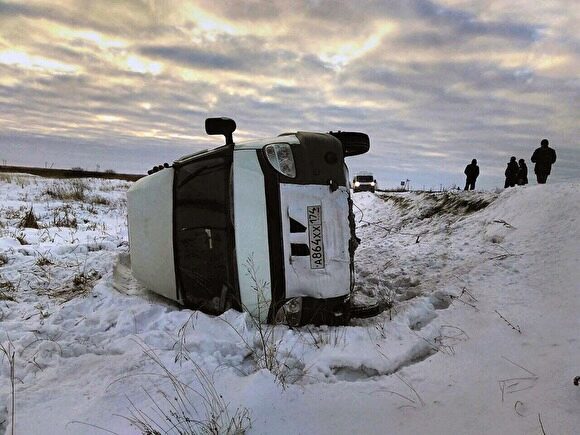 В Челябинской области перевернулся микроавтобус: пострадали 11 человек