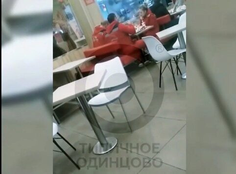 В Одинцово врачи скорой помощи поели в KFC и прошли мимо человека без сознания