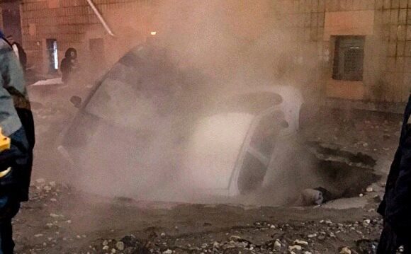 В Санкт-Петербурге несколько машин провалились в яму с кипятком