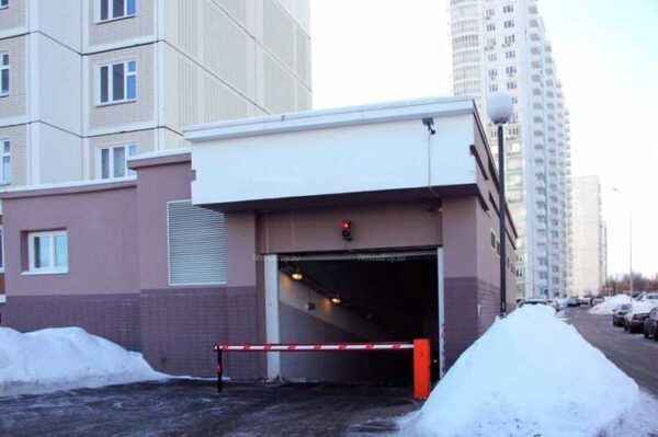 Активист движения за права владельцев гаражей Иван Щербина: Правительство Москвы просто "зарабатывает" на платных парковках