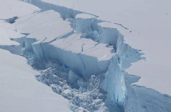Айсберг размером с Лондон вот-вот оторвется от Антарктиды - NASA
