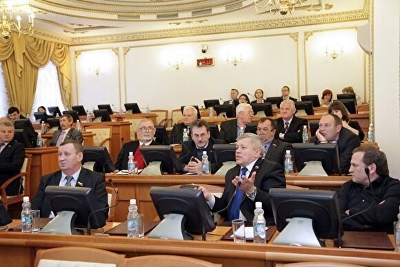 Депутаты просят Госдуму в законе об агрегаторах такси учесть их поправки на 83 листах