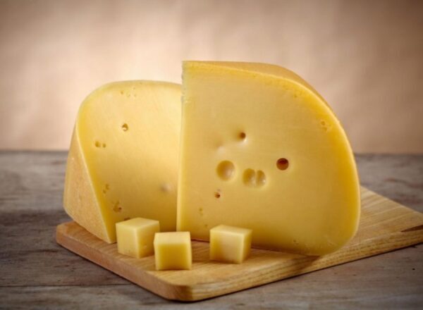 Эксперты: производители «химичат» и делают сыр без молока